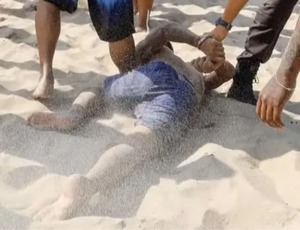 Homem é espancado por populares após ser acusado de roubo de celular em Copacabana