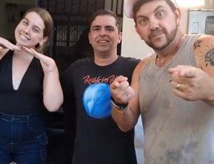 Poeta Thiago Winner visita Edy e Raissa, ex-BBB 25, em Ubá (MG).