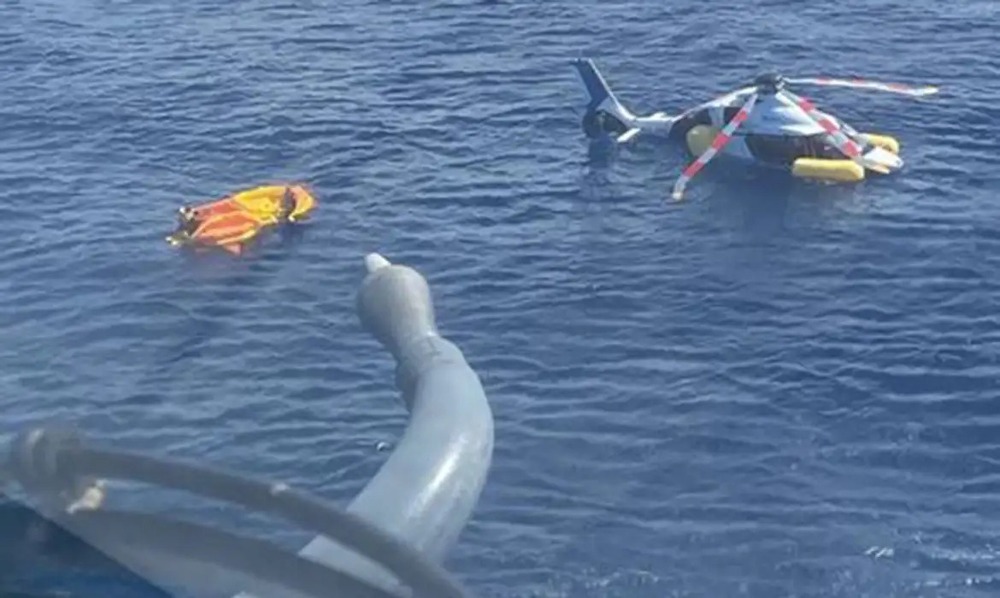 Helicóptero faz pouso forçado no mar em Cabo Frio
