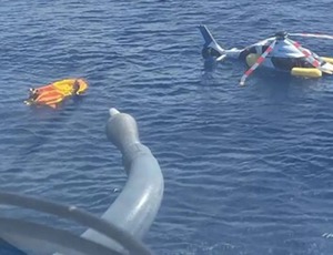 Helicóptero faz pouso forçado no mar em Cabo Frio