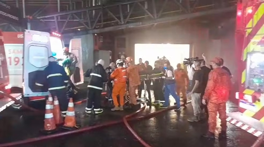 Incêndio no Shopping Tijuca deixa vítimas graves e brigadista desaparecida no subsolo