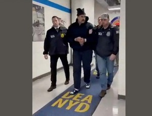 Nicolás Maduro chega escoltado à DEA e ironiza prisão com “feliz ano-novo”