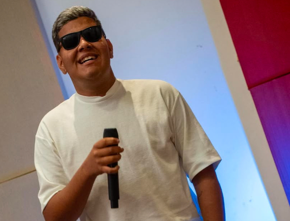 Dougllas Fernanddo recebe mimo da Pizzaria Mil Graus, em Vitória de Santo Antão