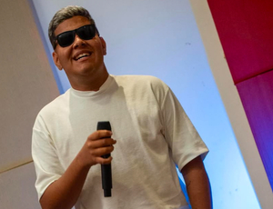 Dougllas Fernanddo recebe mimo da Pizzaria Mil Graus, em Vitória de Santo Antão
