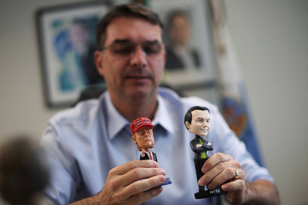 Flávio Bolsonaro negocia encontros com Milei e Kast 