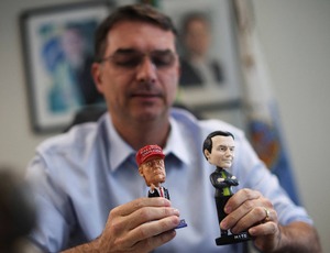 Flávio Bolsonaro negocia encontros com Milei e Kast 
