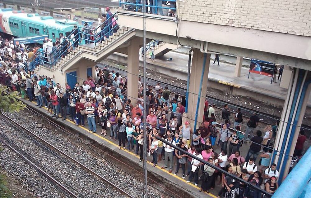 Passagem congelada, paciência derretendo: a SuperVia e o velho trem dos problemas