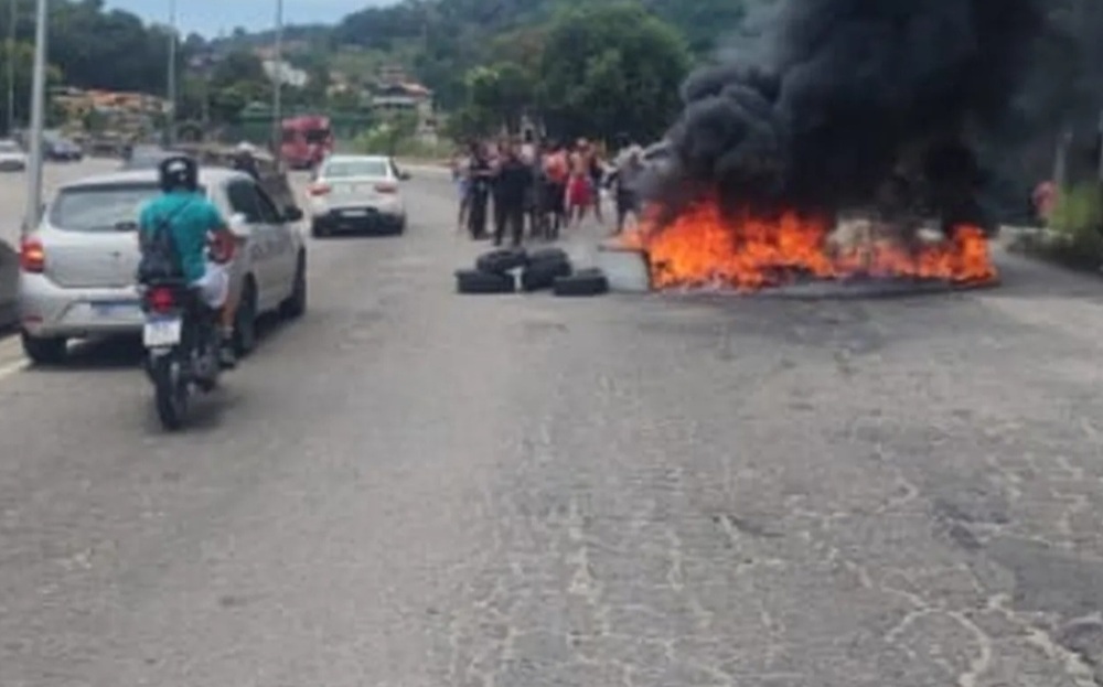 Empresa de energia vira alvo de protesto e trava a RJ-104 em São Gonçalo