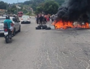 Empresa de energia vira alvo de protesto e trava a RJ-104 em São Gonçalo