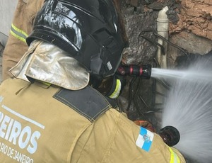 Bombeiros atuam há quatro dias após incêndio no Shopping Tijuca