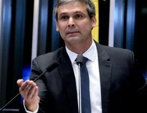 Após ação de Erika Hilton, líder do PT pede investigação da PF por ataque à soberania