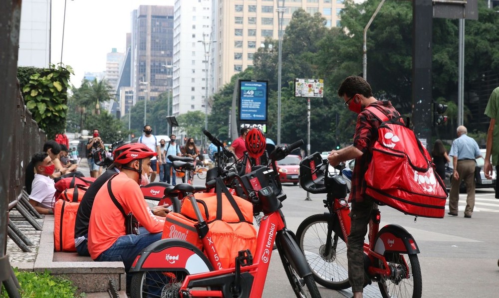Entregadores precisam subir até apartamentos? Veja o que diz a nova lei
