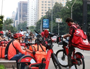 Entregadores precisam subir até apartamentos? Veja o que diz a nova lei