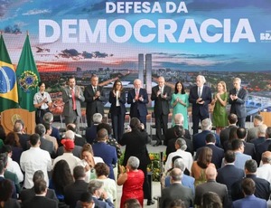 Lula veta redução de penas do 8/1 que beneficiaria Bolsonaro