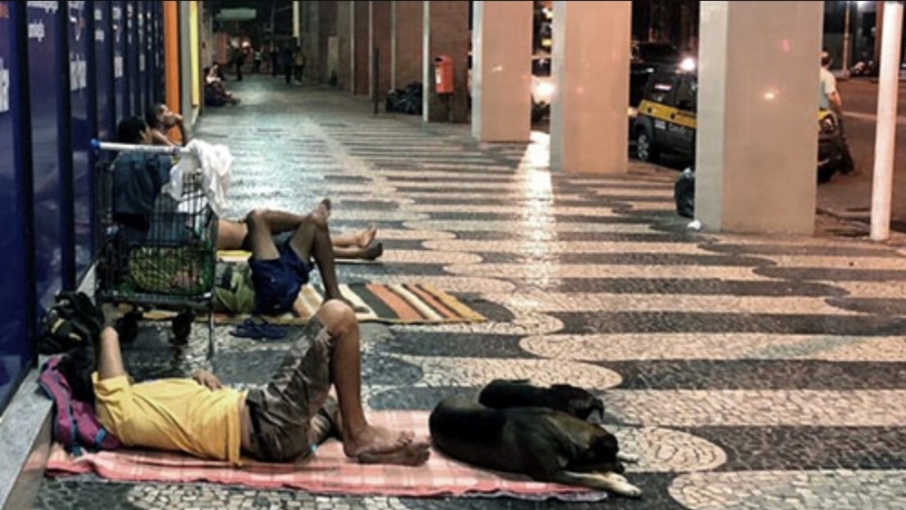MPF denuncia: Prefeitura do Rio abandona milhares nas ruas após cortar 61% do orçamento social