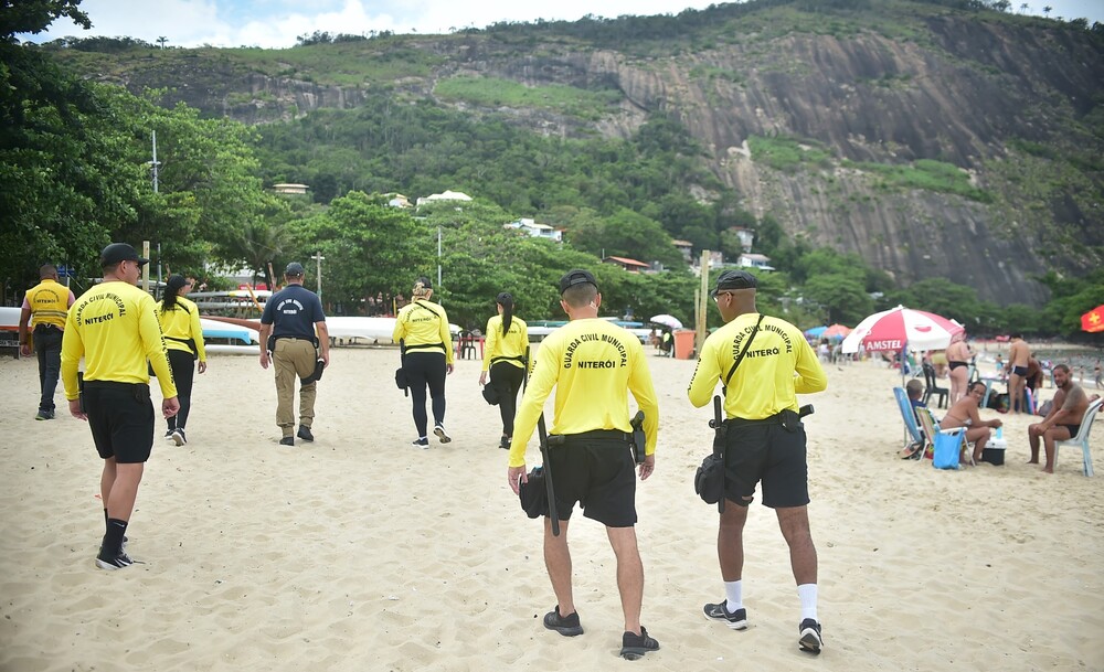 Operação Verão: Prefeitura de Niterói realiza ação para ordenar estacionamento na Praia de Itaipu  