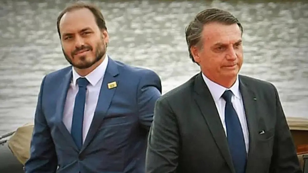 A Diplomacia da Humilhação: Carlos Bolsonaro clama por intervenção de Trump para soltar seu pai, defensor da tortura