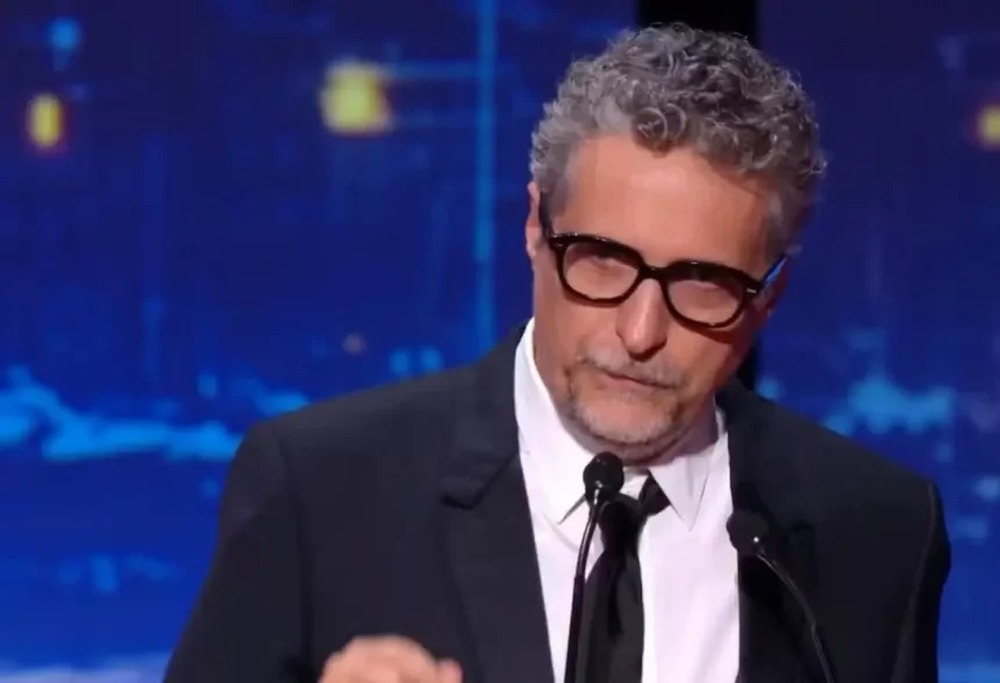 Em noite histórica no Globo de Ouro, Kleber Mendonça Filho detona Jair Bolsonaro e Trump