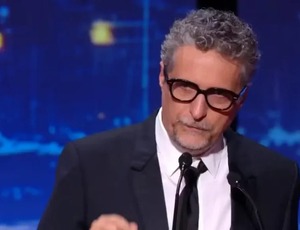 Em noite histórica no Globo de Ouro, Kleber Mendonça Filho detona Jair Bolsonaro e Trump