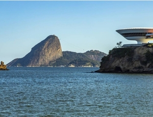 Enquanto o Rio estuda, Niterói já controla preços nas praias há um ano