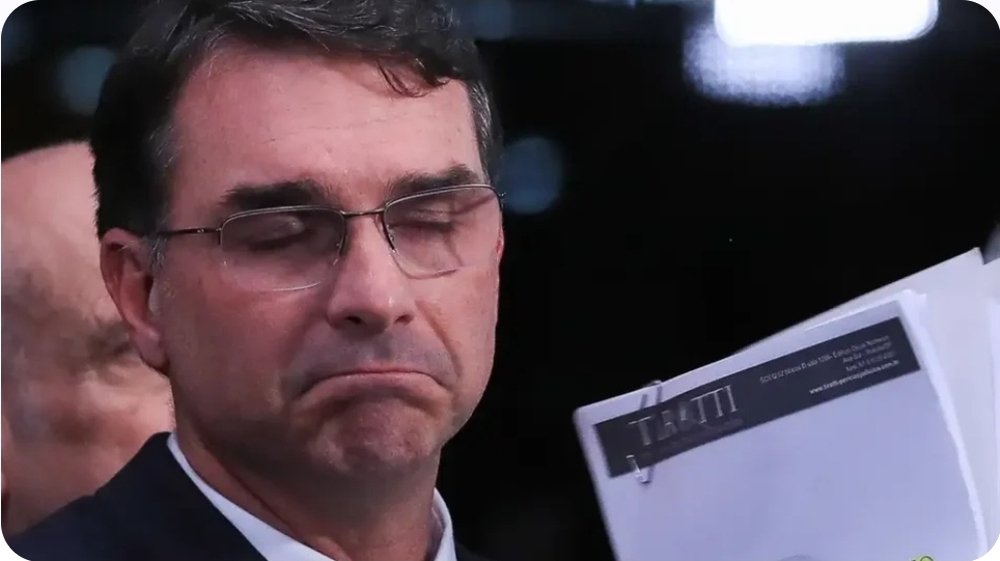 Flávio Bolsonaro volta frustrado dos EUA por não conseguir encontro com Marco Rubio