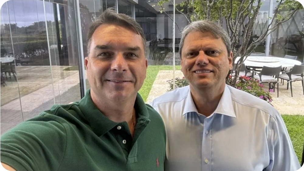 Bolsonaristas reclamam de apoio envergonhado de Tarcísio à pré-campanha de Flávio à Presidência