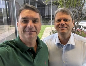 Bolsonaristas reclamam de apoio envergonhado de Tarcísio à pré-campanha de Flávio à Presidência