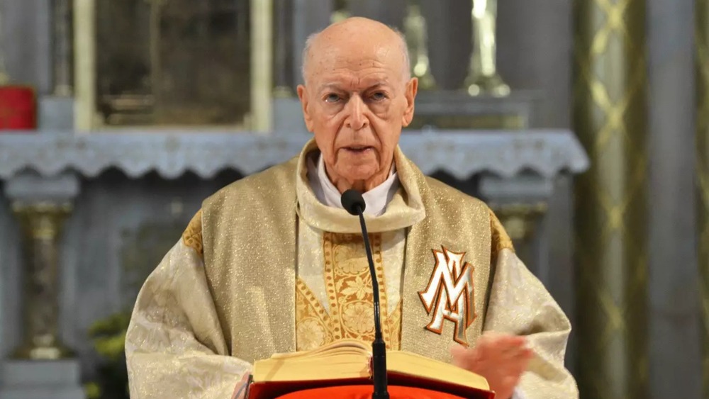 Padre de 103 anos morre após rezar Ave-Maria