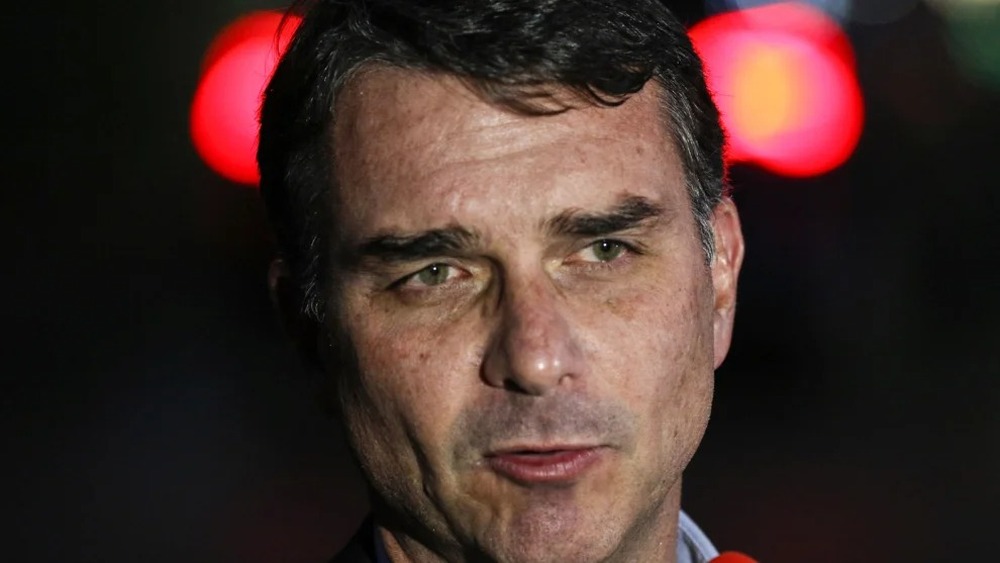 Aliados apontam evidências de que a candidatura de Flávio Bolsonaro não é para valer