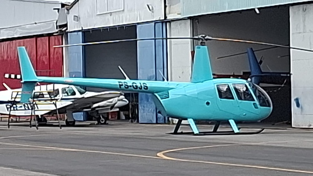 Helicóptero cai em área de mata e deixa três mortos em Guaratiba