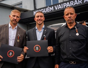 Presidente da Alerj  Delaroli recebe medalha do Bope