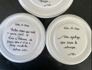 Michelle escreve em marmitas para Bolsonaro: 'Leia a Palavra'