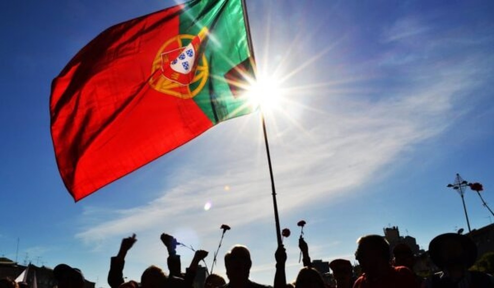 Candidatos socialista e de direita vão disputar 2º turno em Portugal