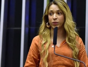 Erika Hilton pede investigação sobre rede de desinformação que imputou transfobia a Lula