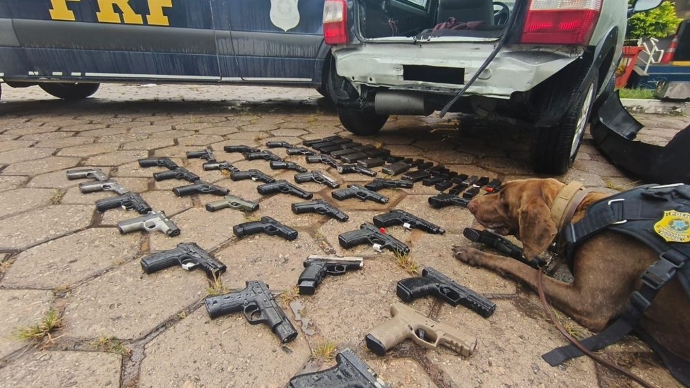 Polícia encontra 35 pistolas escondidas em carro na Dutra; armas iriam para o Complexo do Alemão