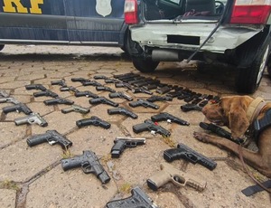 Polícia encontra 35 pistolas escondidas em carro na Dutra; armas iriam para o Complexo do Alemão