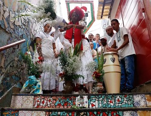 Baianas lavam escadaria em Copacabana em homenagem a Oxóssi