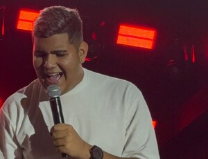 Da internet ao palco: Dougllas Fernanddo vive consagração pública ao lado de Priscila Senna