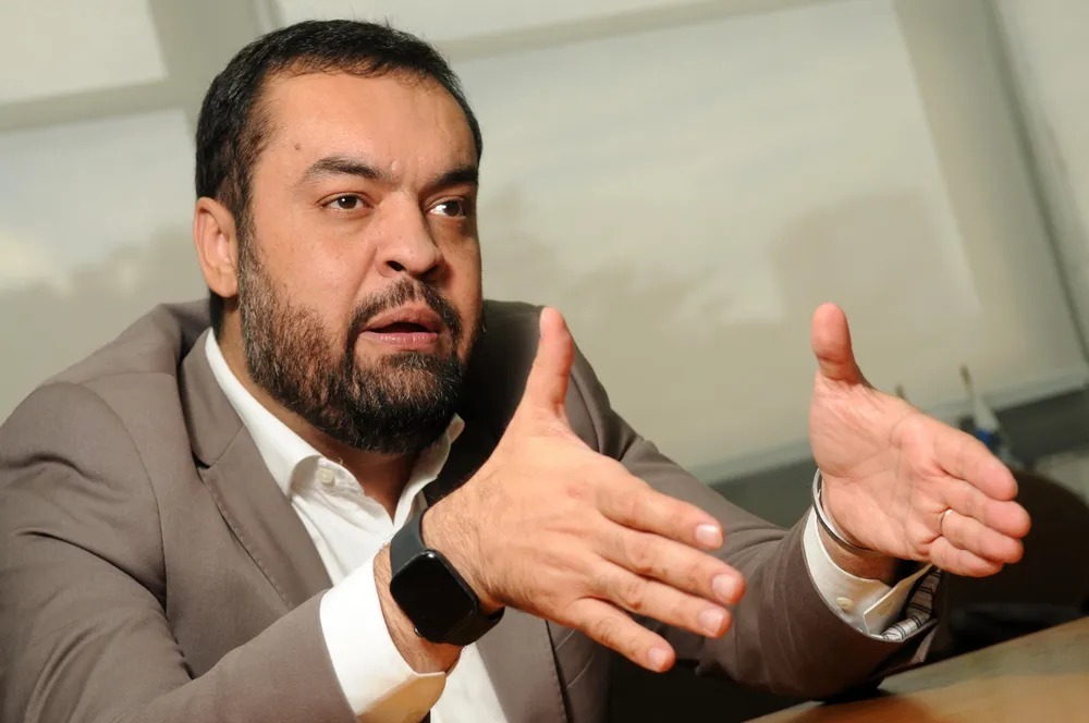 Governador Cláudio Castro sanciona lei que cria canal para denúncias de barricadas no RJ