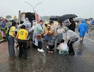 Raio que atingiu bolsonaristas irresponsáveis em ato de Nikolas desceu por guindaste