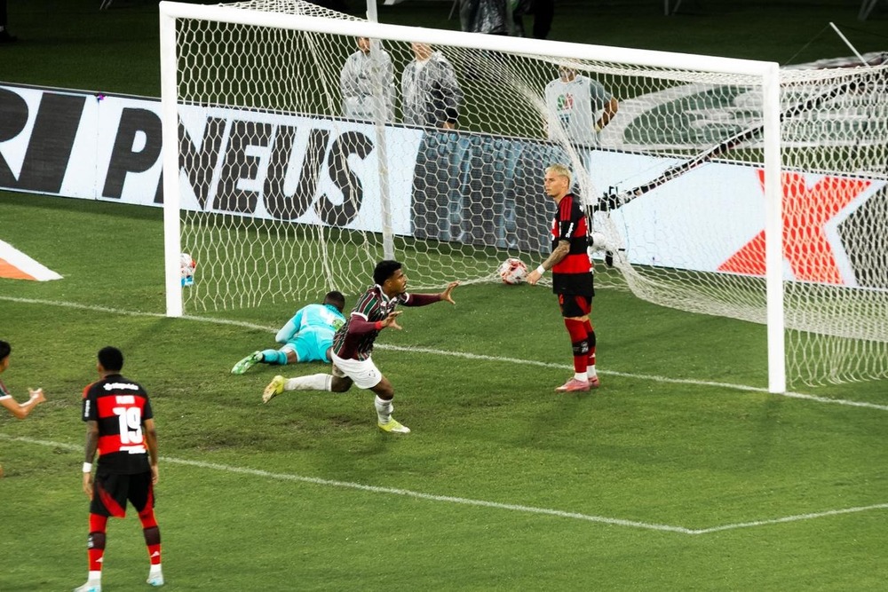 Fluminense vence o Flamengo por 2 x 1 e complica a vida do rubro-negro no Campeonato Carioca