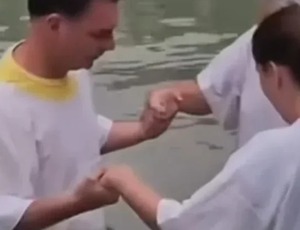 Pré-candidato, Flávio Bolsonaro é batizado pela segunda vez no rio Jordão