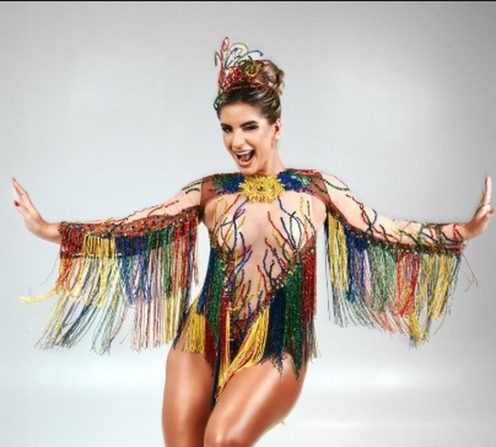 Carolane Silva brilha sob chuva na estreia como rainha de bateria da Inocentes