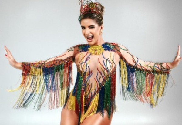 Carolane Silva brilha sob chuva na estreia como rainha de bateria da Inocentes