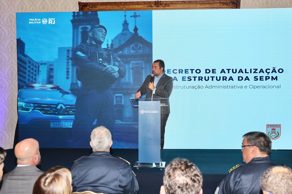 Castro assina decreto de reestruturação da Polícia Militar