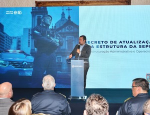Castro assina decreto de reestruturação da Polícia Militar