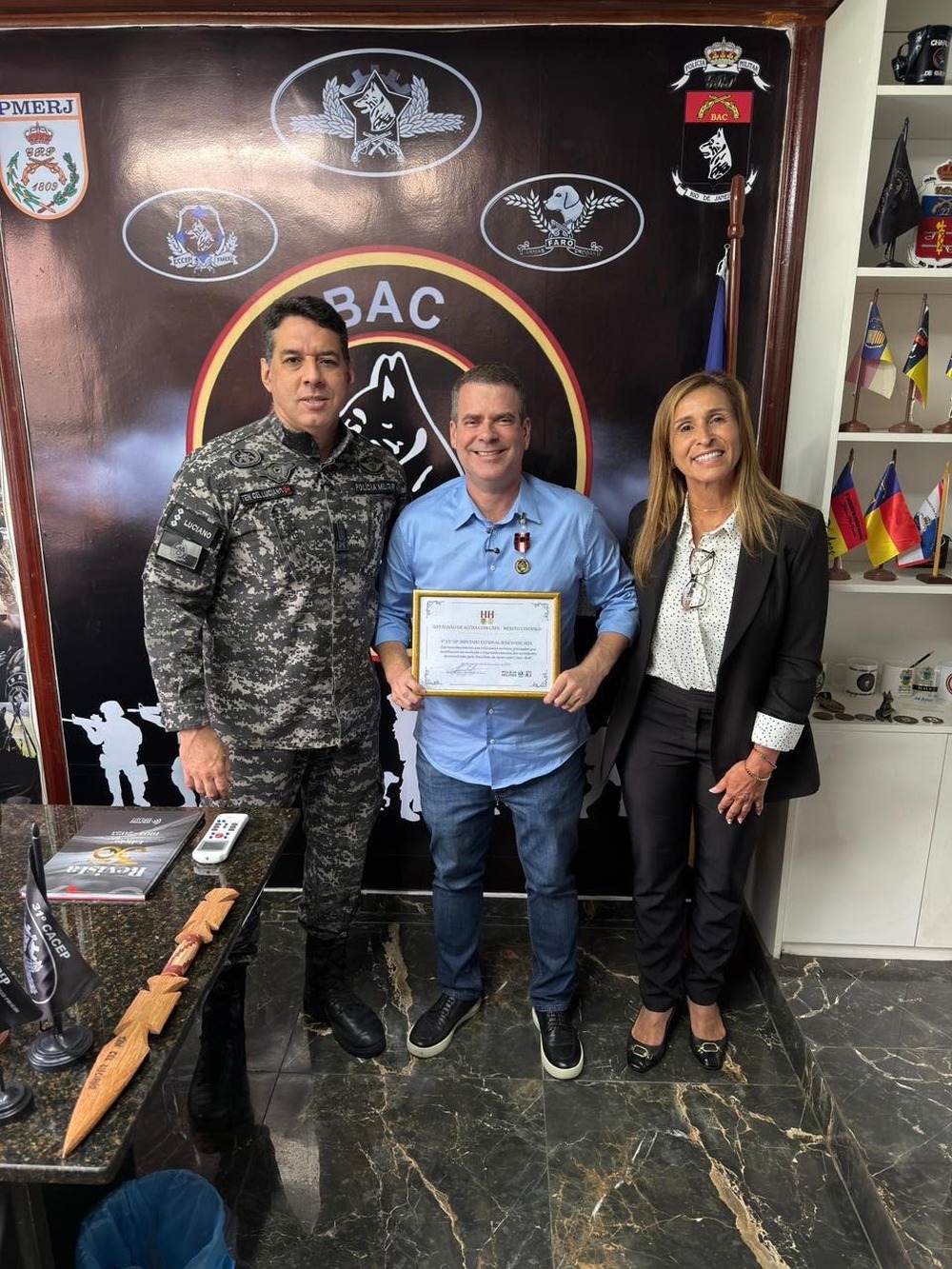 Deputado Rosenverg Reis recebe homenagem no Batalhão de Ações com Cães