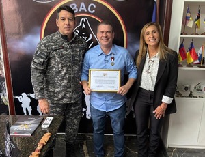 Deputado Rosenverg Reis recebe homenagem no Batalhão de Ações com Cães