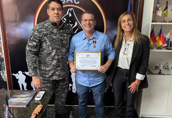 Deputado Rosenverg Reis recebe homenagem no Batalhão de Ações com Cães