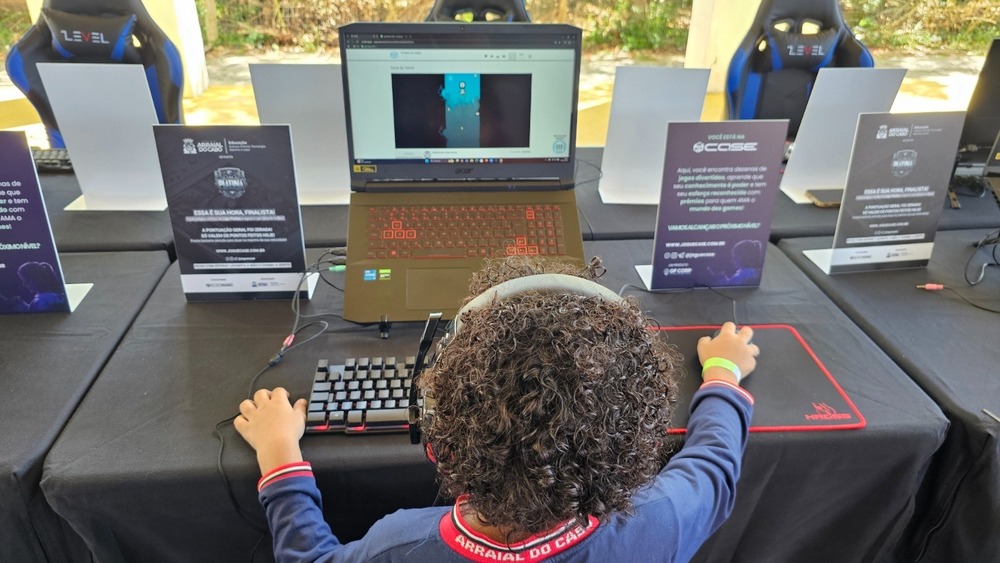 Estudantes de Arraial do Cabo participam de competição online de jogos educativos durante as férias escolares